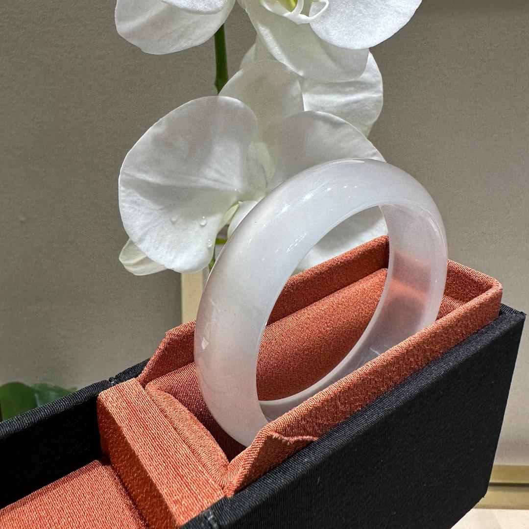 尹秀丽 （翡翠手镯泗洪八年珠宝实体店）