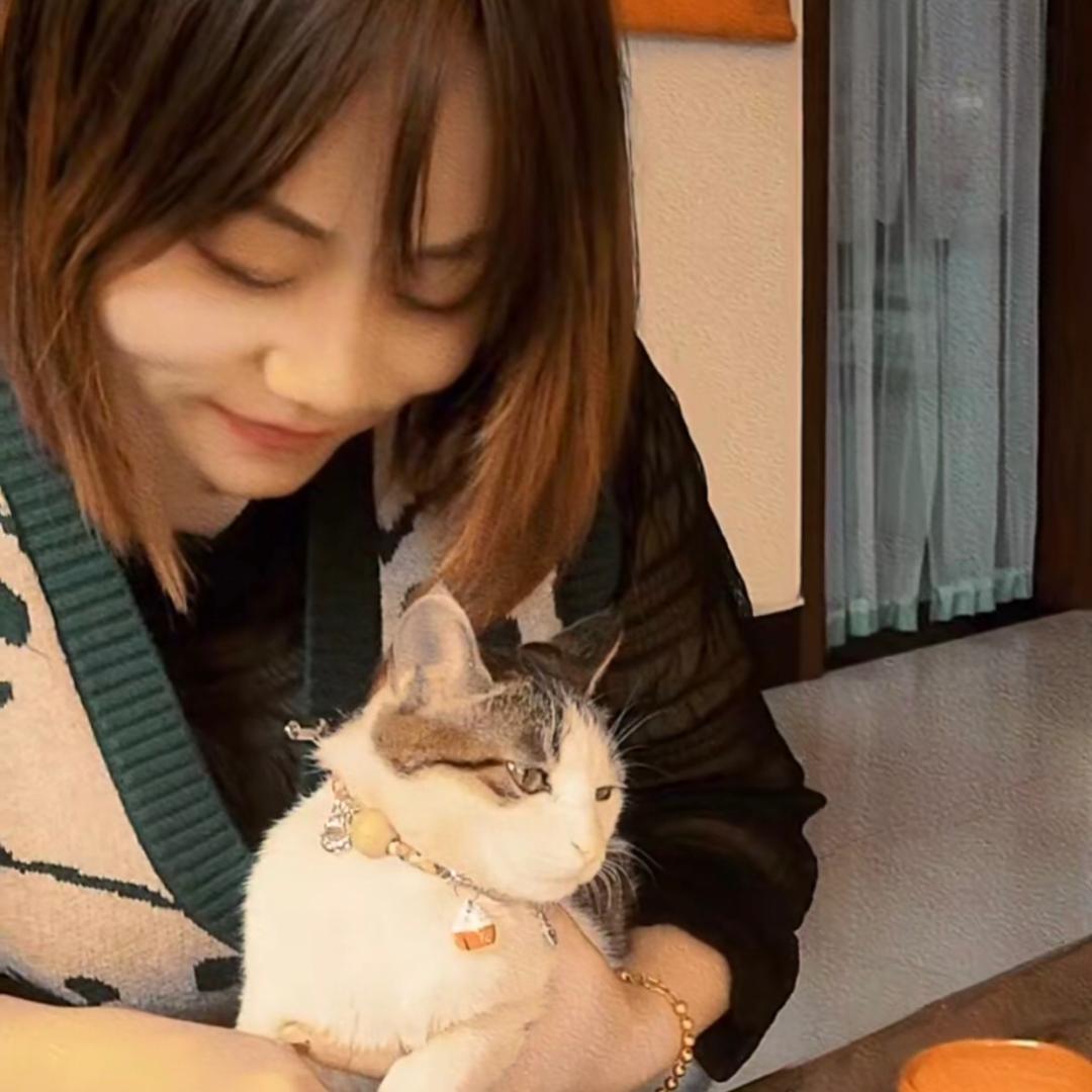 翅膀和她的猫猫