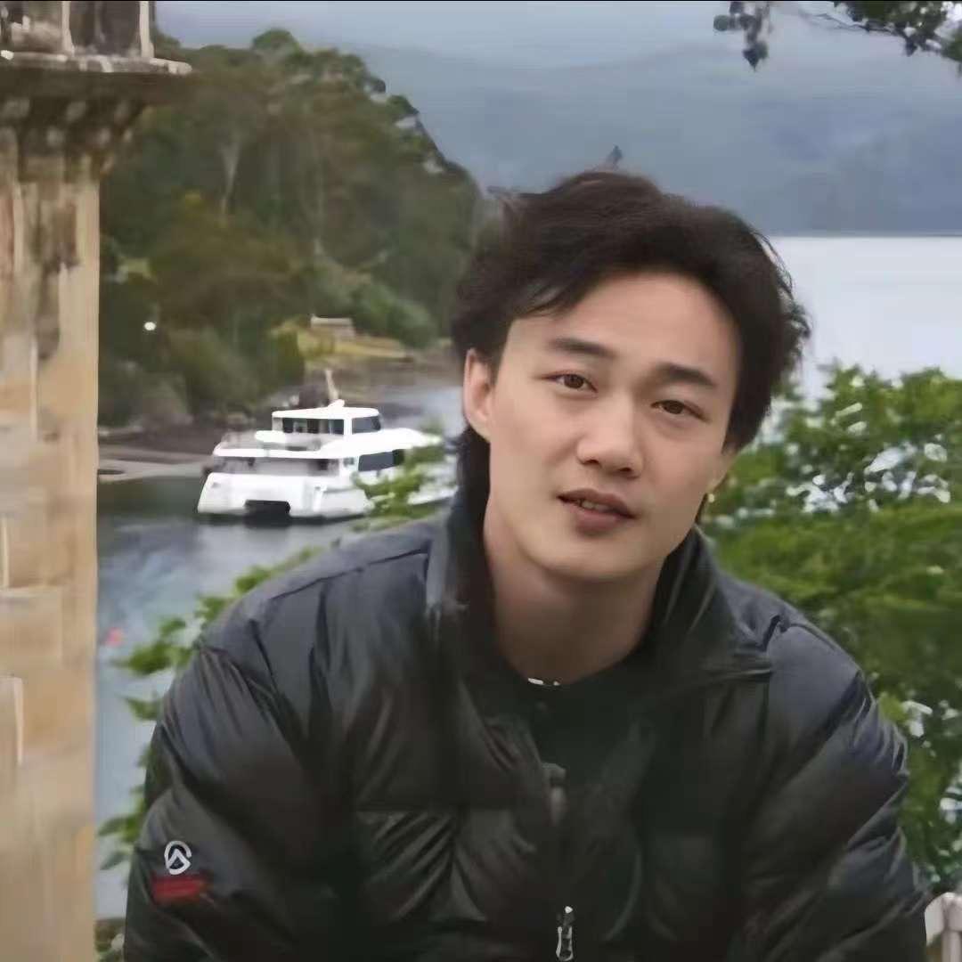 西伯利亚泰坦巨龙徒手捏爆小行星