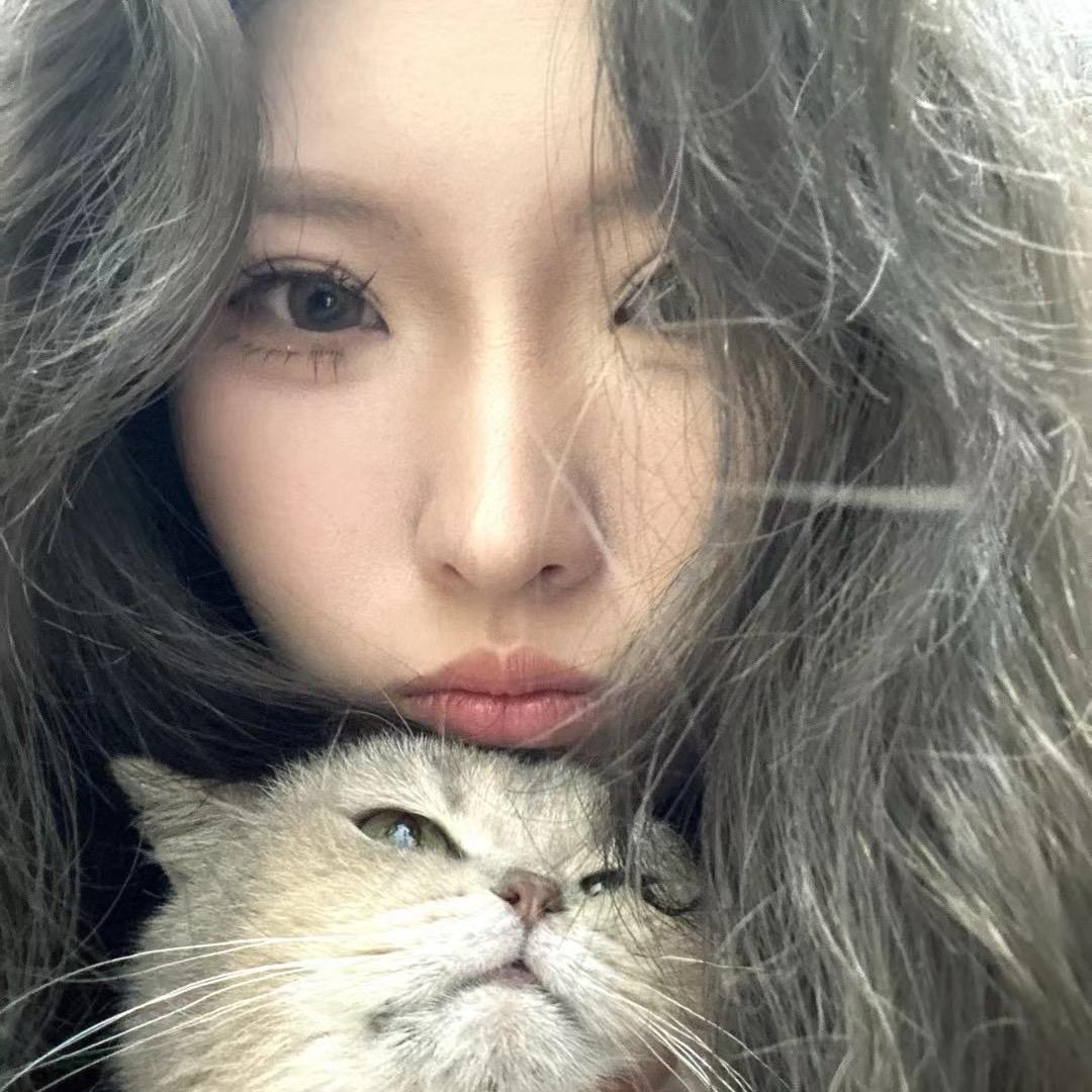 一个搓猫搓狗的女孩
