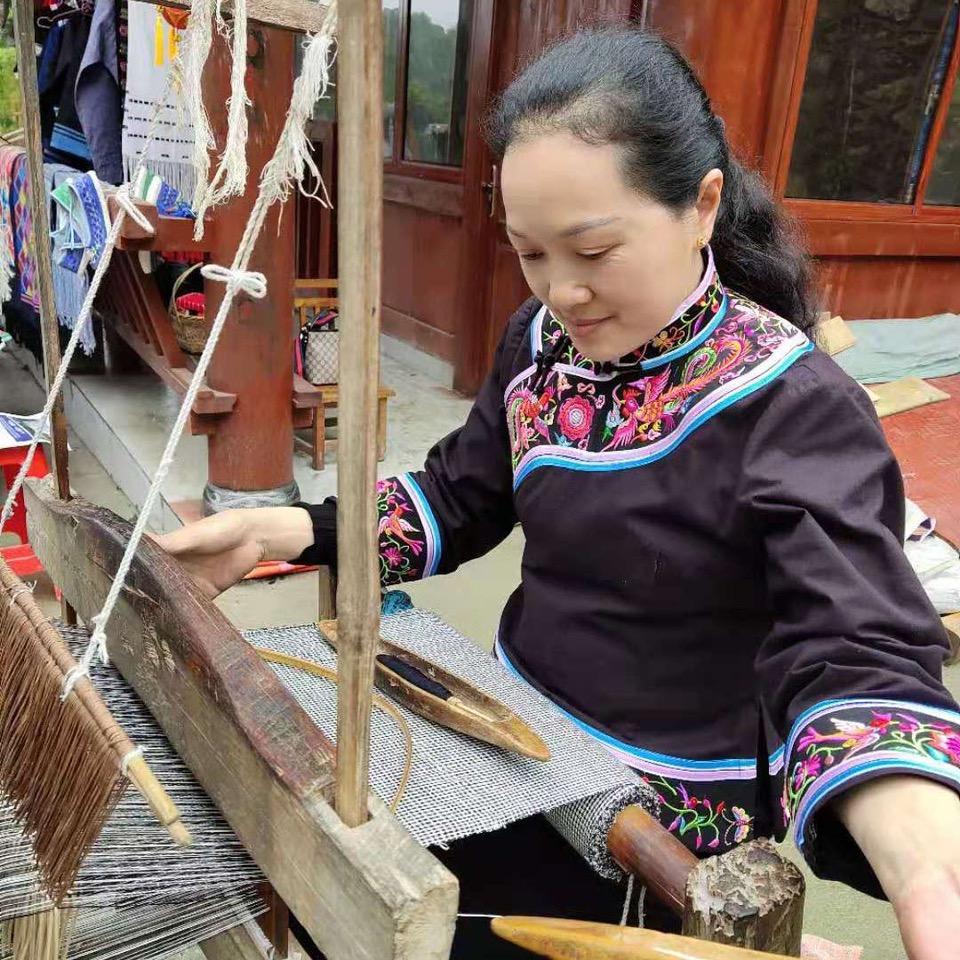 东兰 传统壮锦民族服饰工艺品