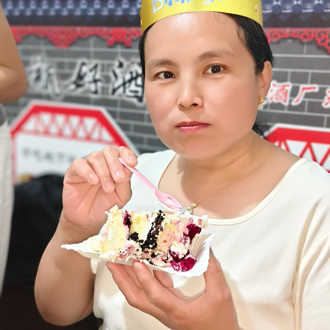 爱吃东西的小芳