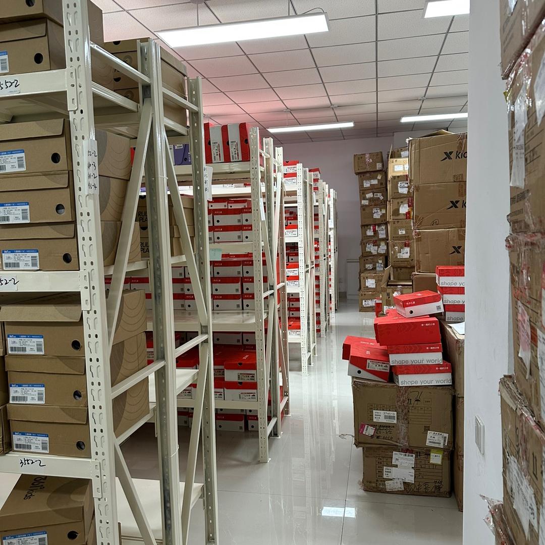 品牌鞋服仓库直发