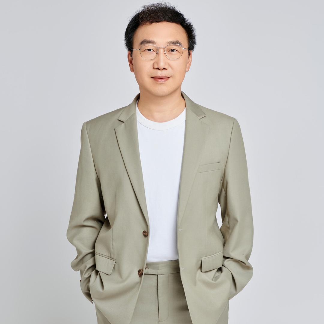 作家大熊跳拉丁卖书