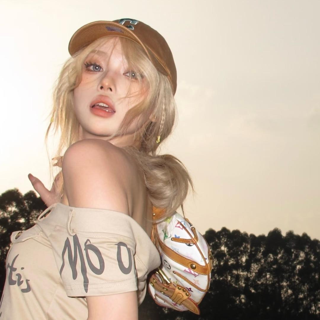 镶砖的闪腚少女