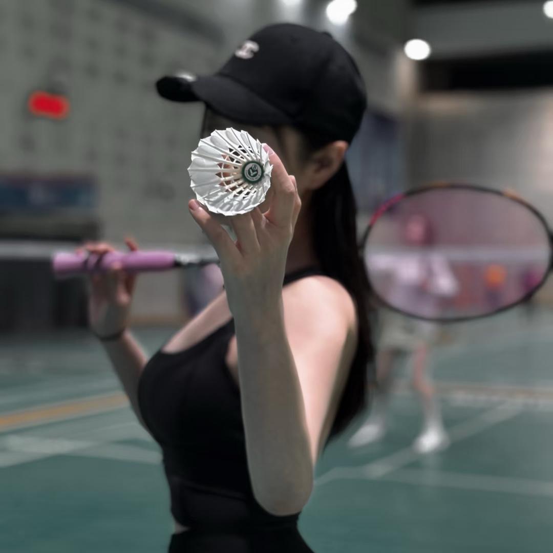小美爱打羽毛球