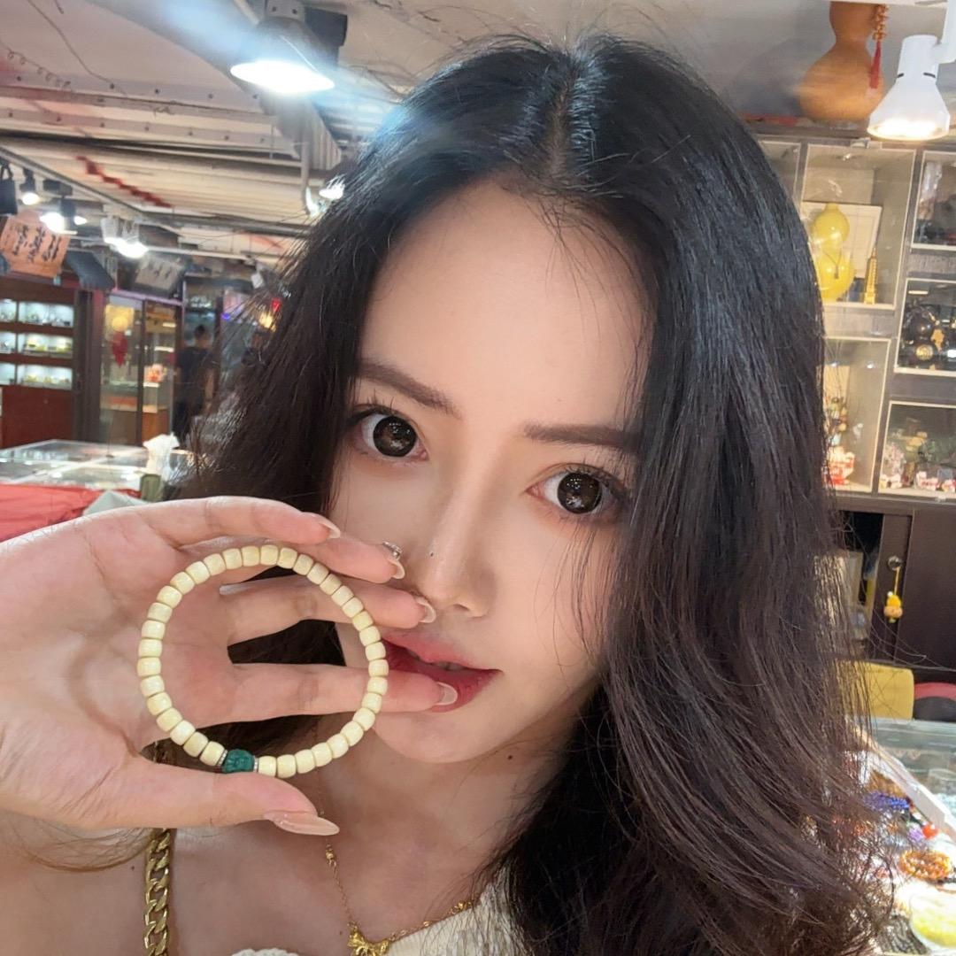 文玩店老板娘