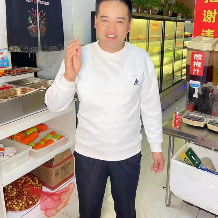 沂水35自助酱大骨一步道味店，掌柜的
