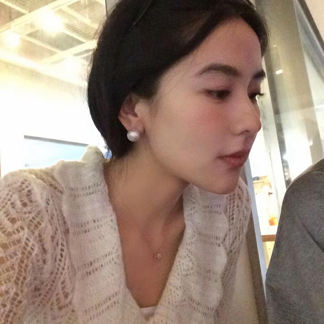 啧