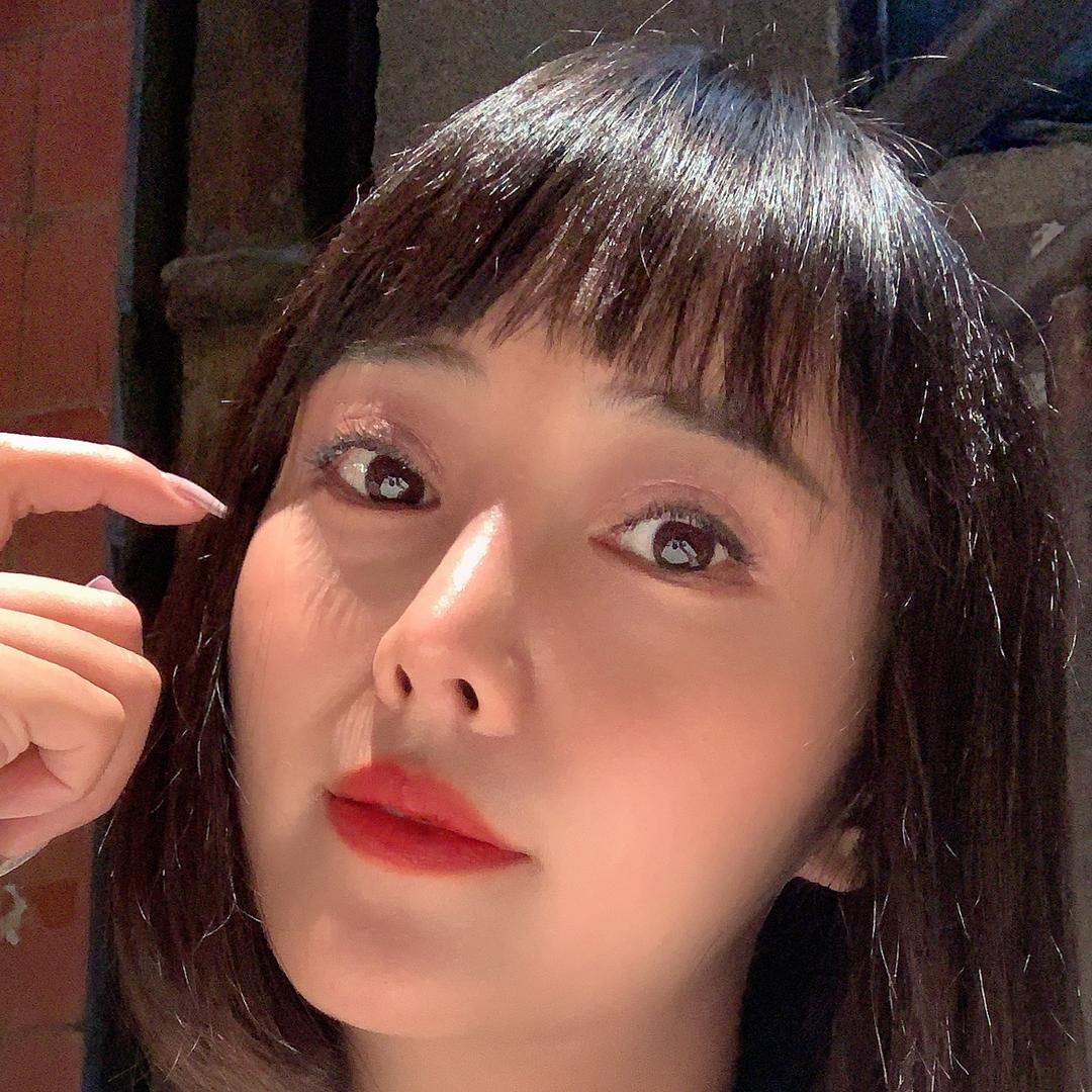 带刺的黑玫瑰