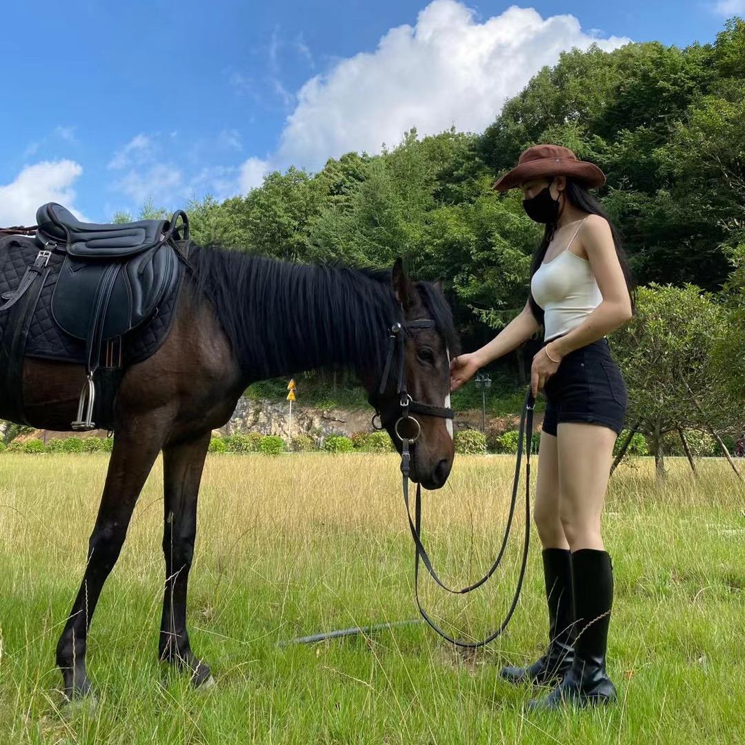 望远山下的雅雅