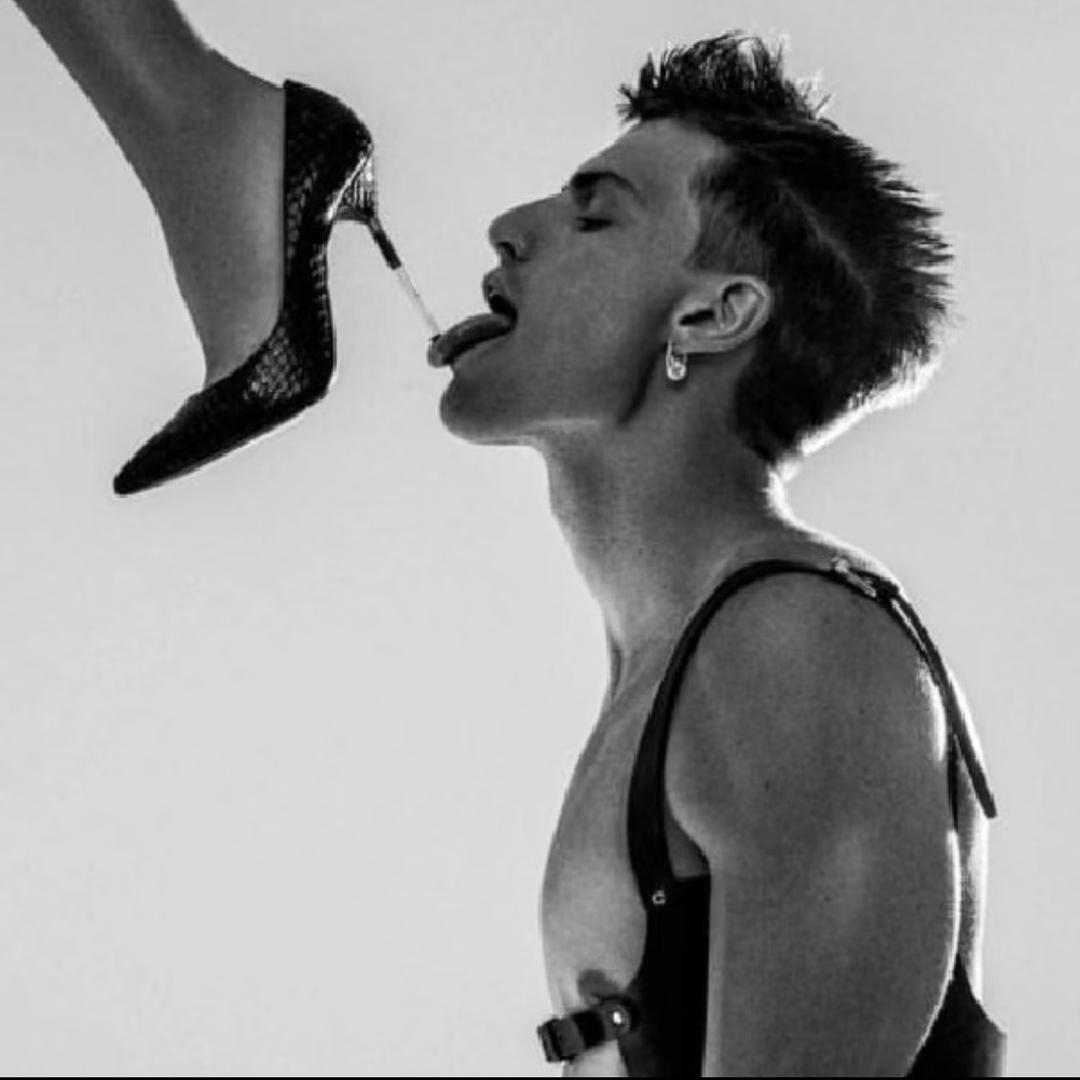 给小孩放片说是为了宴请年轻时候的自己