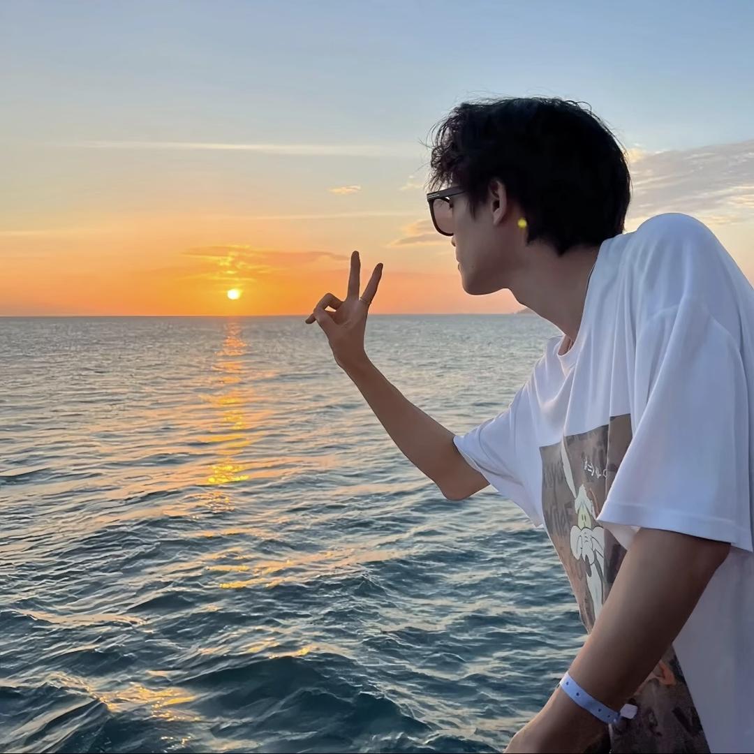 她和你用了同样的香水我以为拥抱的人是你