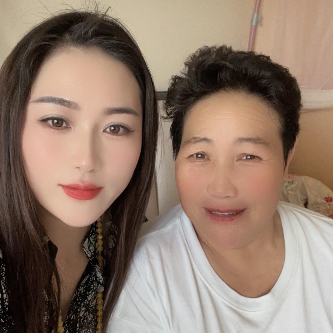 眼贴刘金玉的(妈妈）