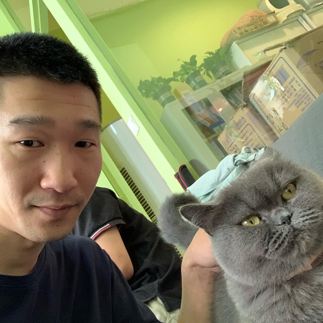 等待.