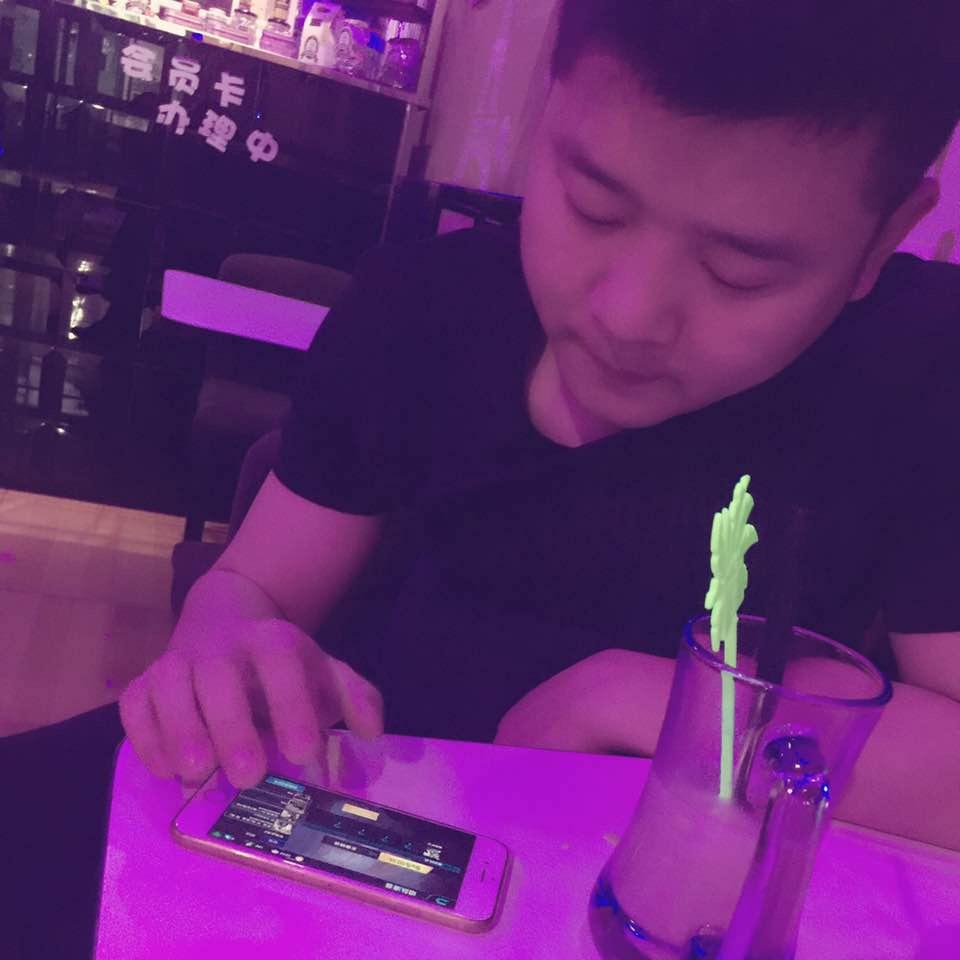 厉酒伴朧烟