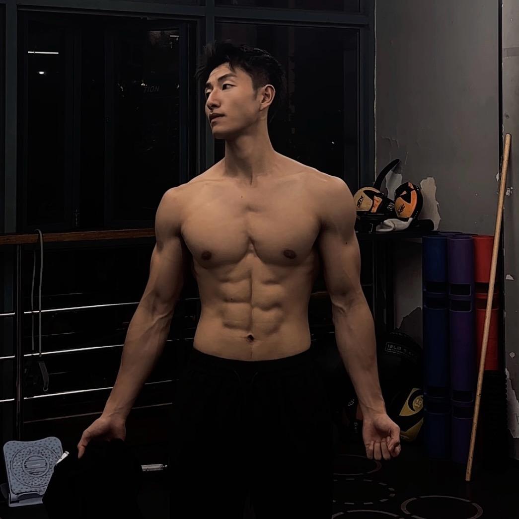 Max小刘没肌肉（拍门）