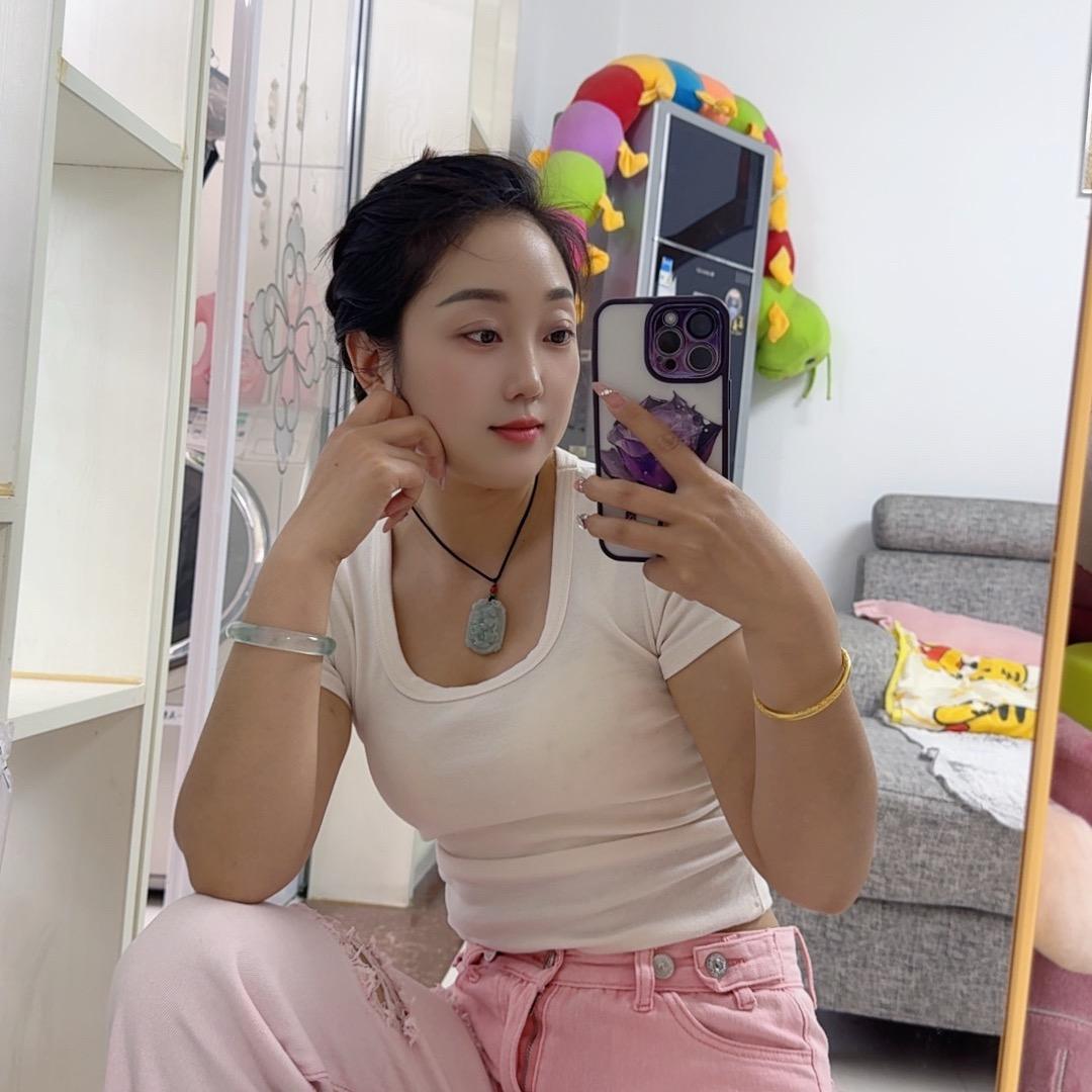 爱吃水果的小梅梅