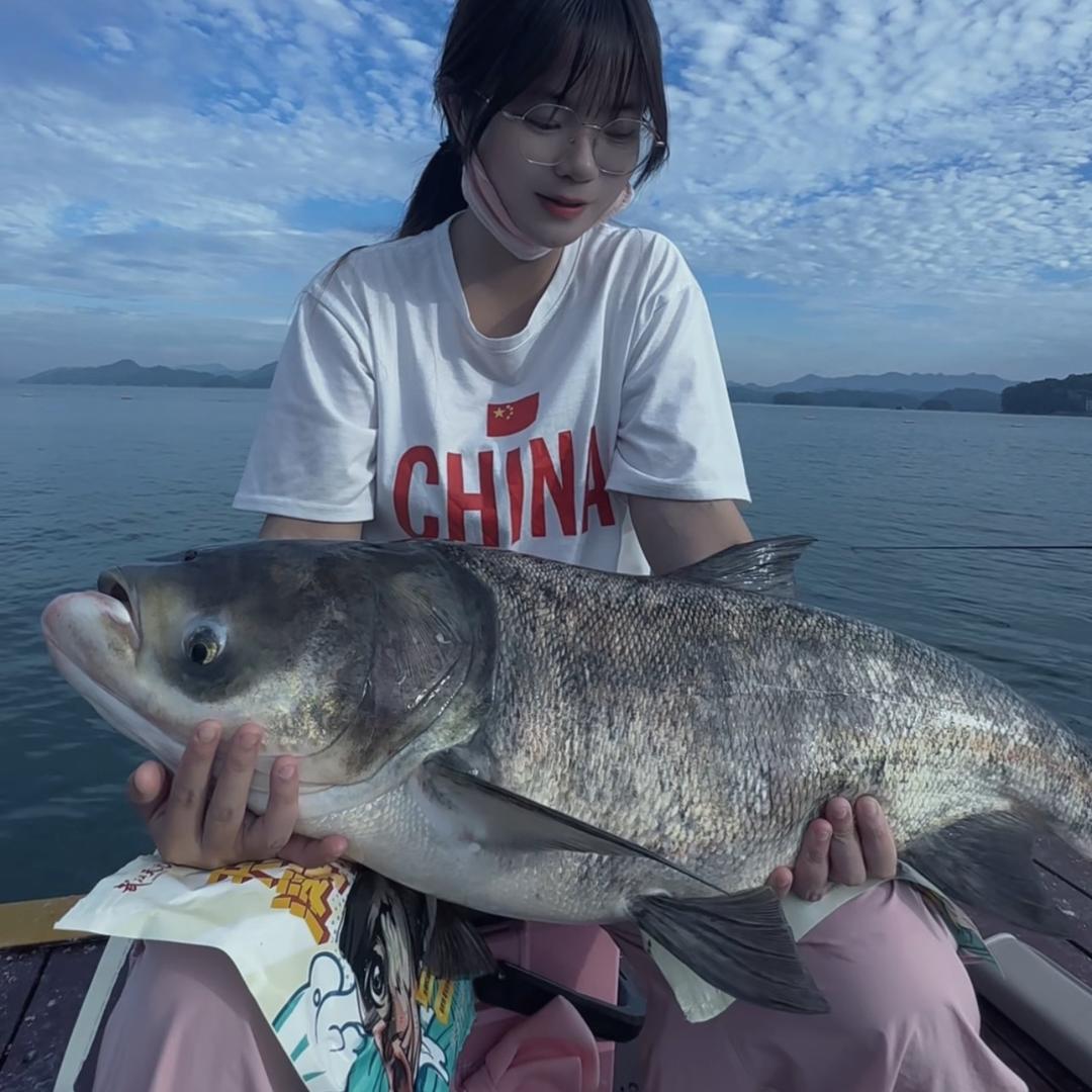 双马尾爱钓鱼