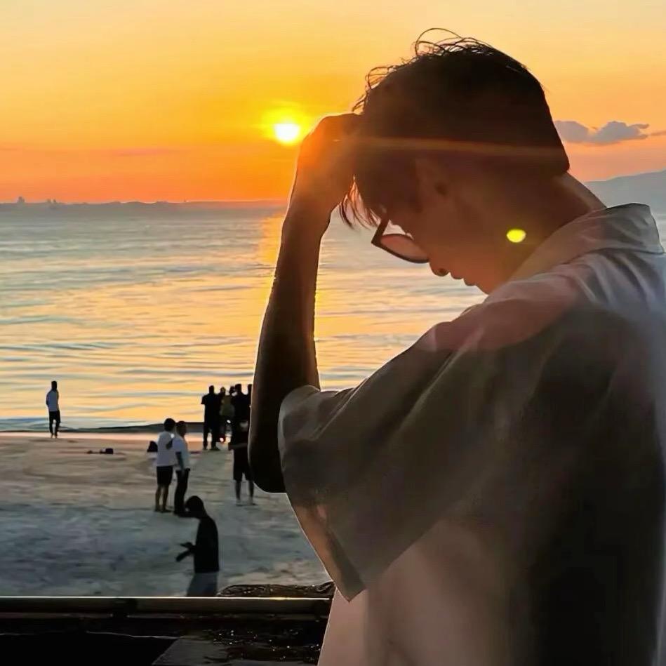 倒蹬🎱球杆的男人