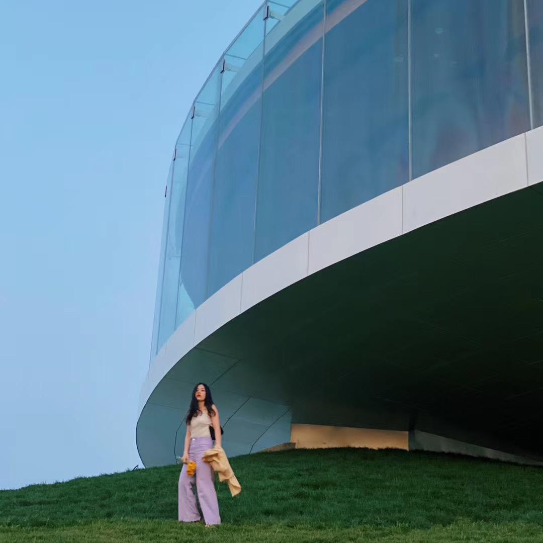 茜茜是采蘑菇的小姑娘