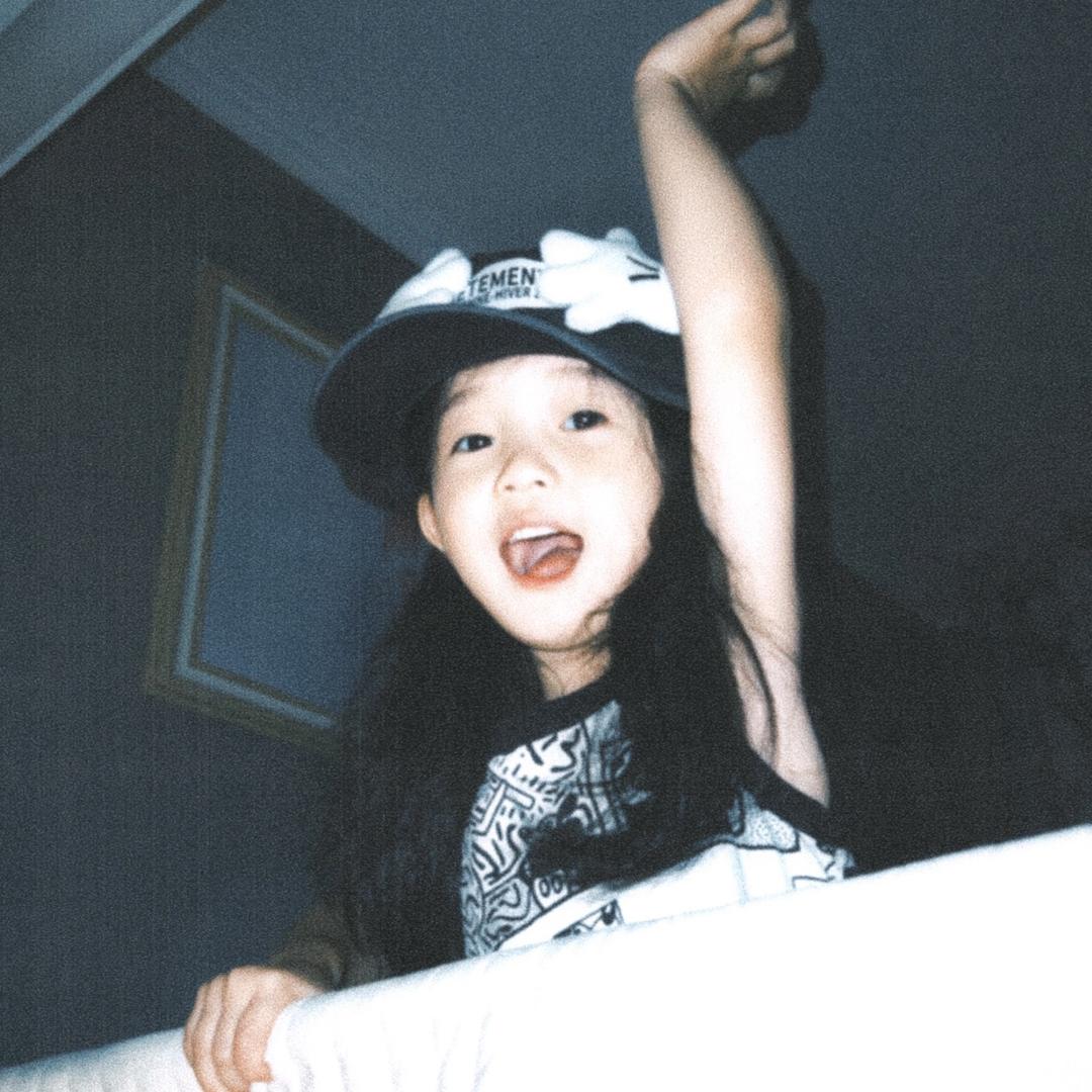 臭美小蛋妞