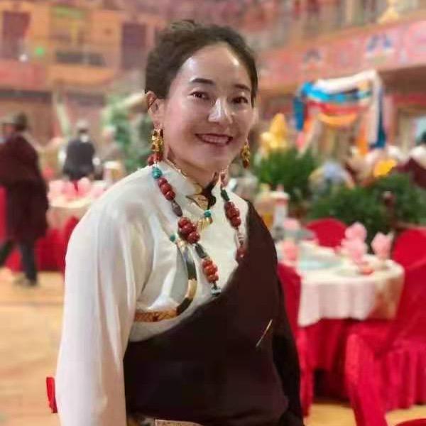 珠姆衣馆批发部。