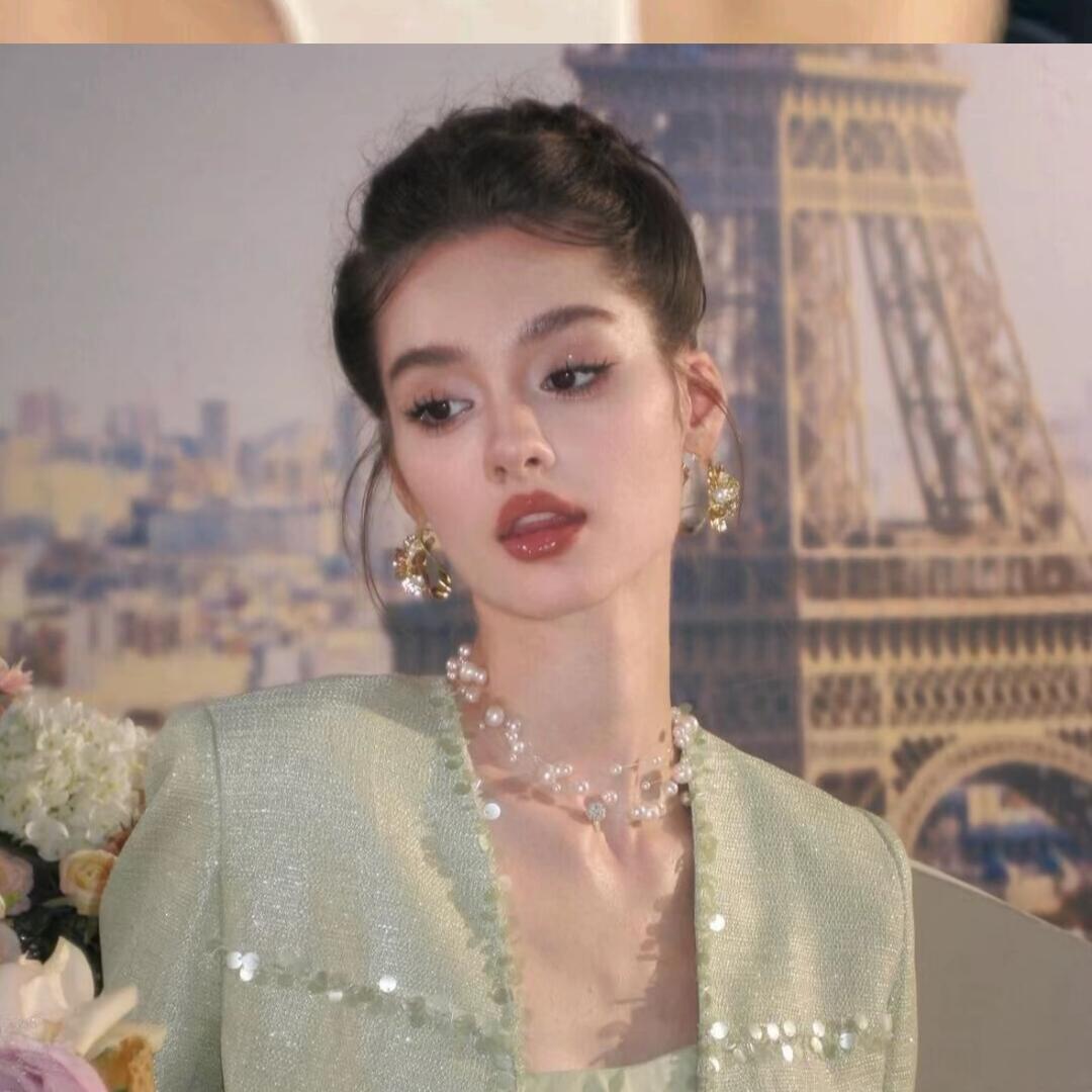 爱化妆的CC