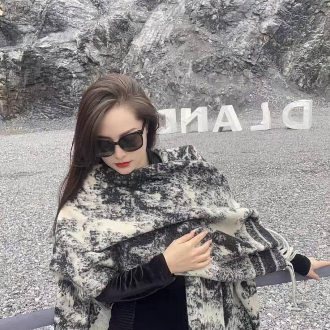 彩蝶服配