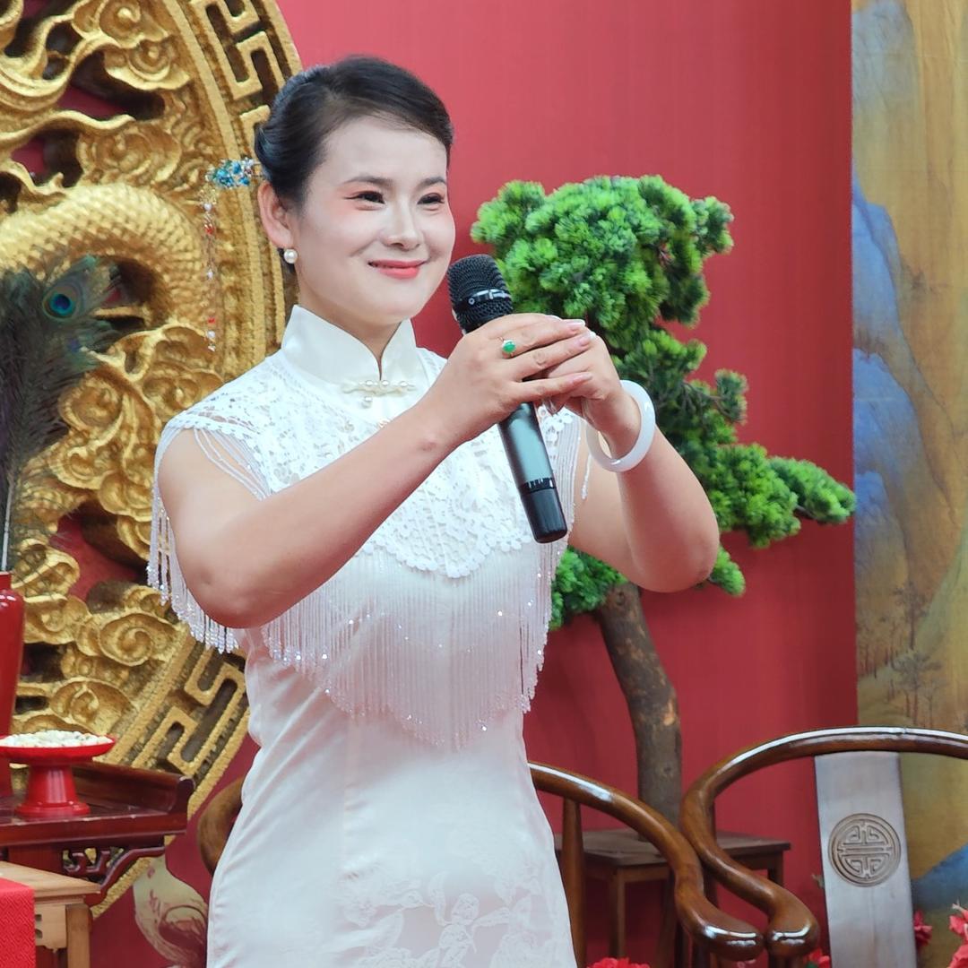 主持人拾玥
