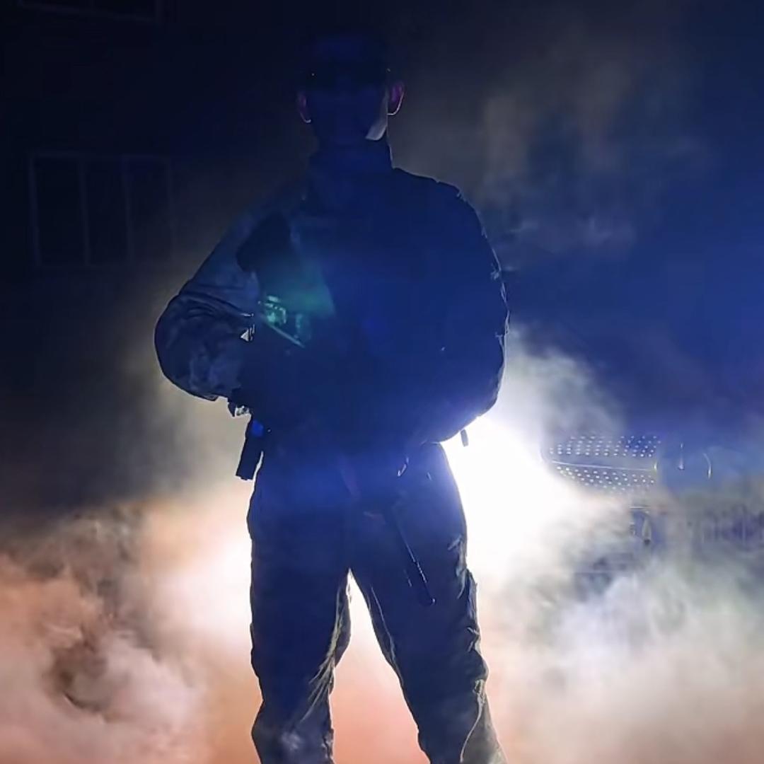 农村男孩努力中