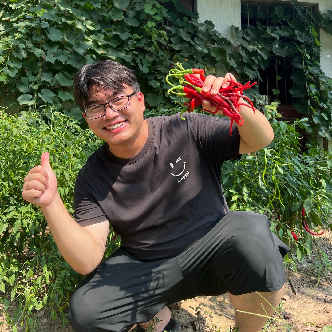 向东（打纸杯）