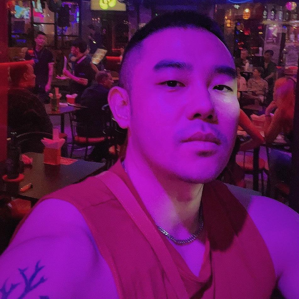 爱健身的酒吧老板