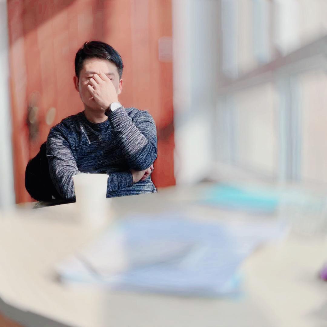 坐着拖拉机迎接春天的到来