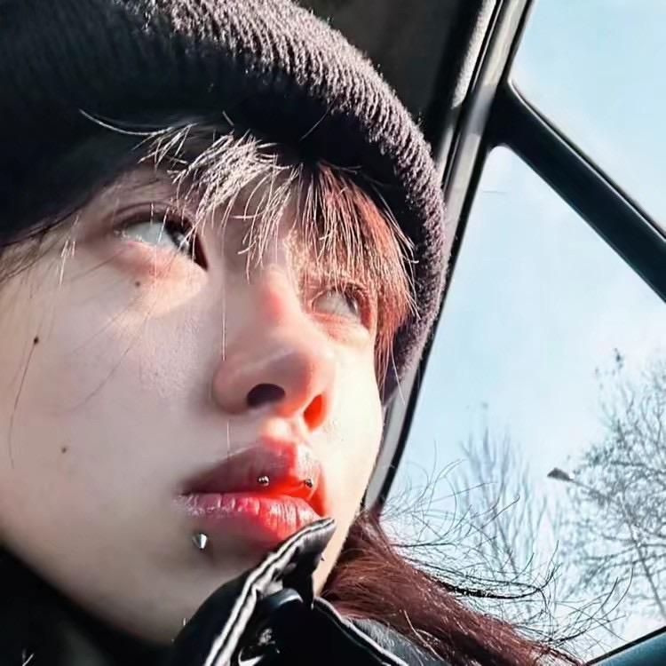 清纯忧郁人设