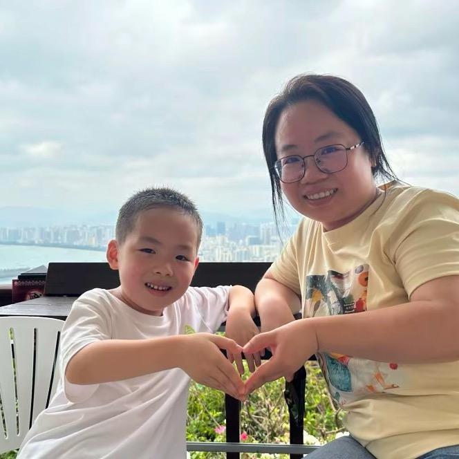 一老一小两个活宝