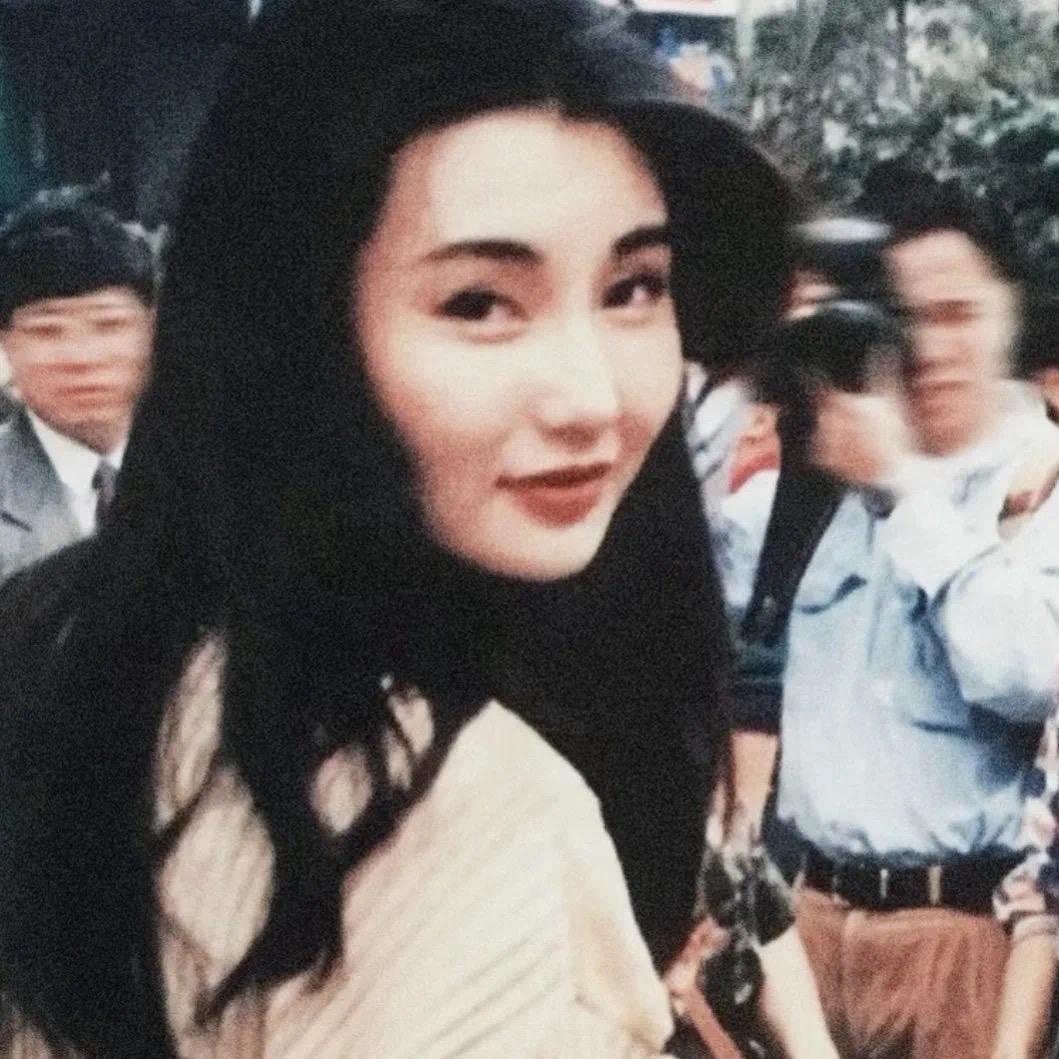 阿笑；