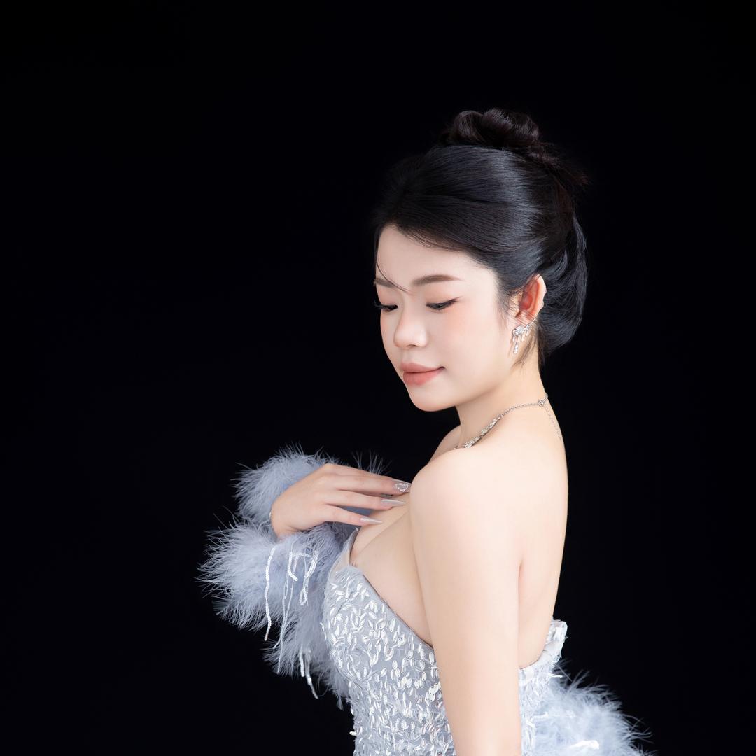 龚 杰 杰.