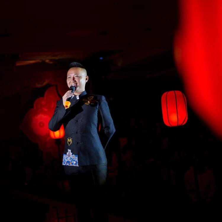 做中式婚礼的黄老师