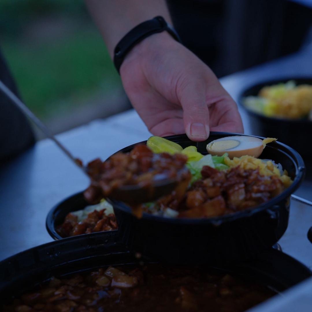 给一百个大学生做卤肉饭