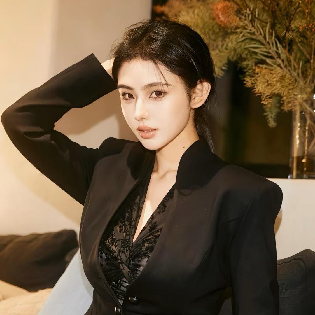 金天穿什么