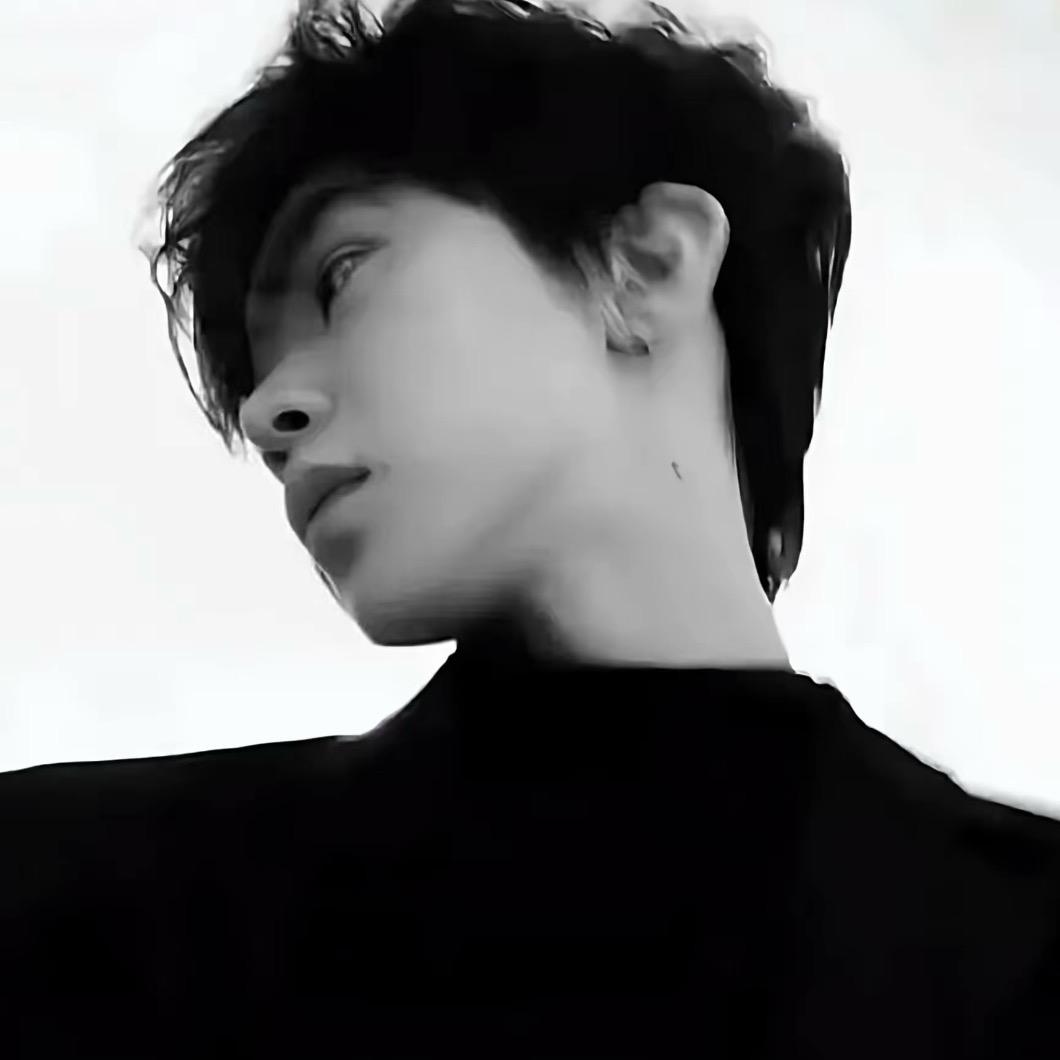 裤衩吃着螃蟹玩着iqoo播放东北雨