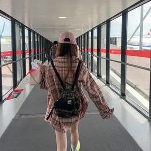 卖衣服的少女