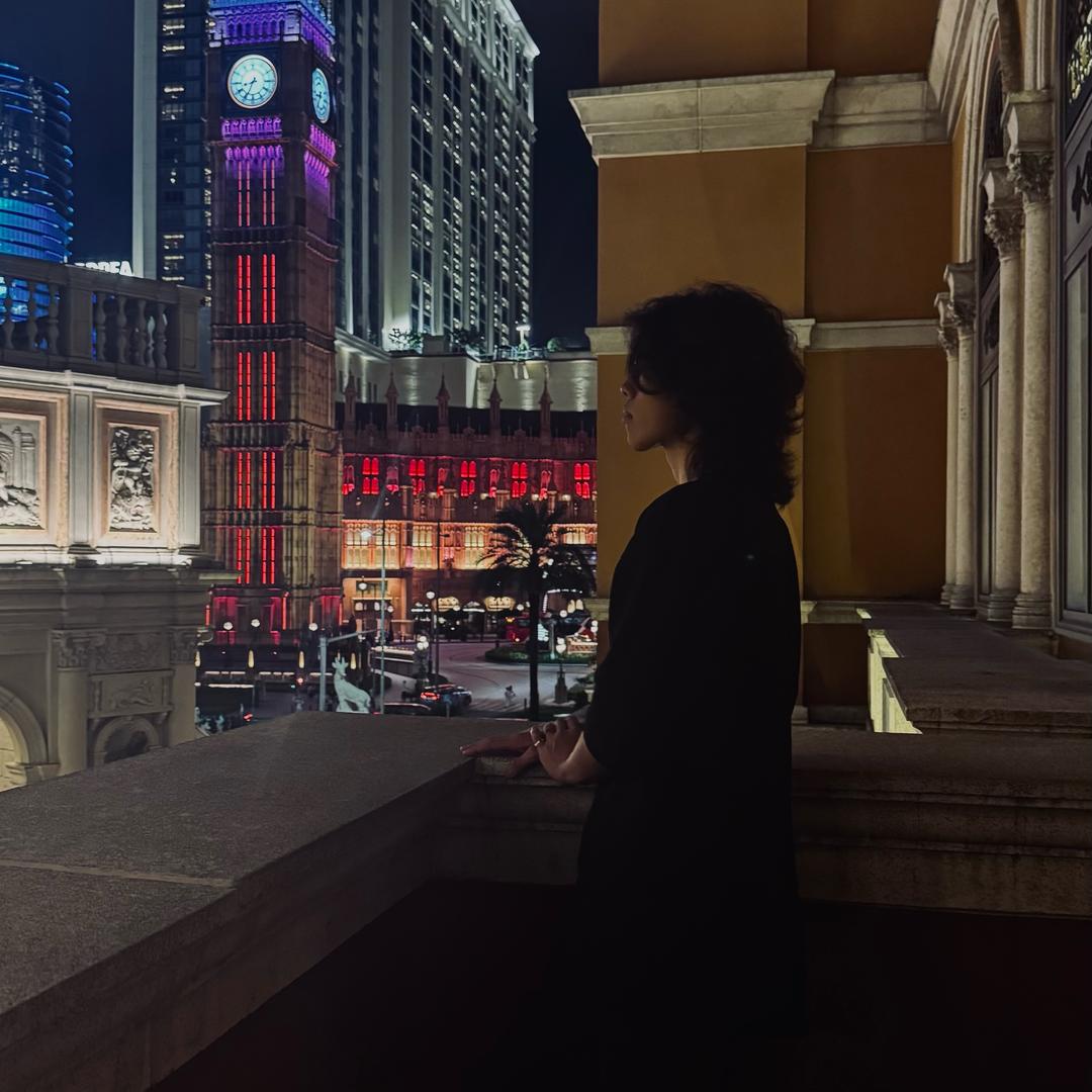 抽根小严头像