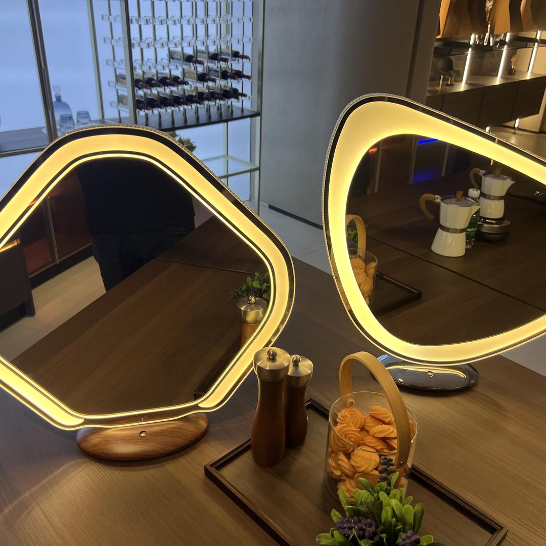 智能化妆镜亮小美