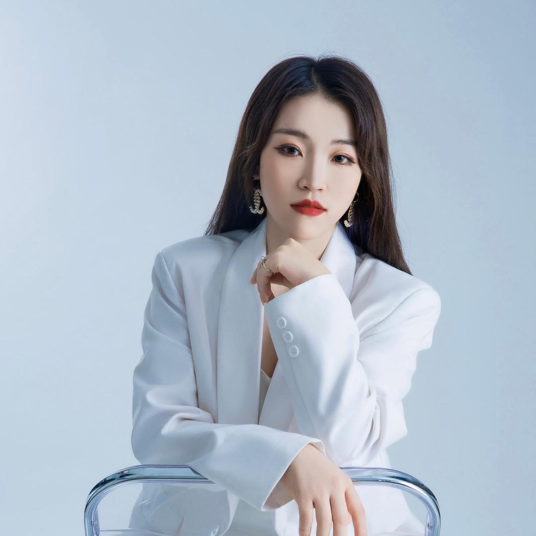 €张小美