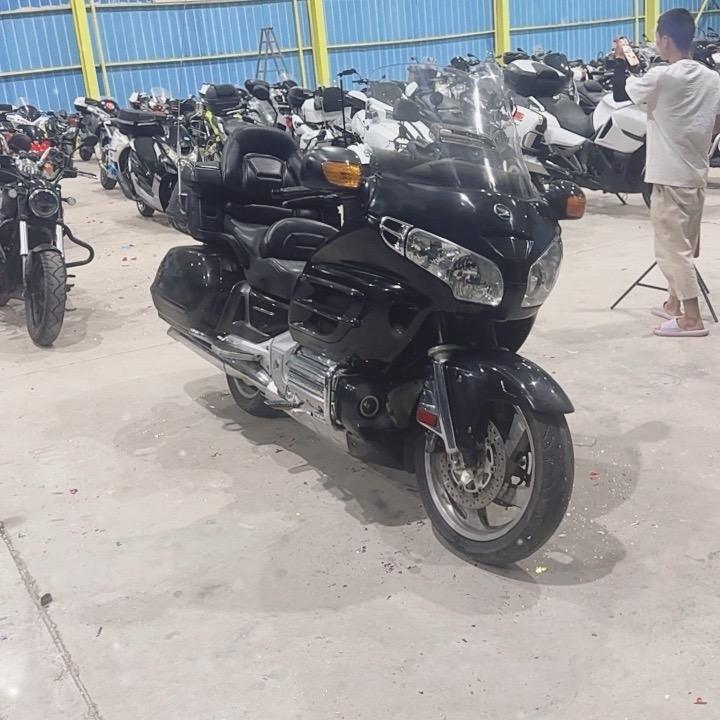 港口重机车