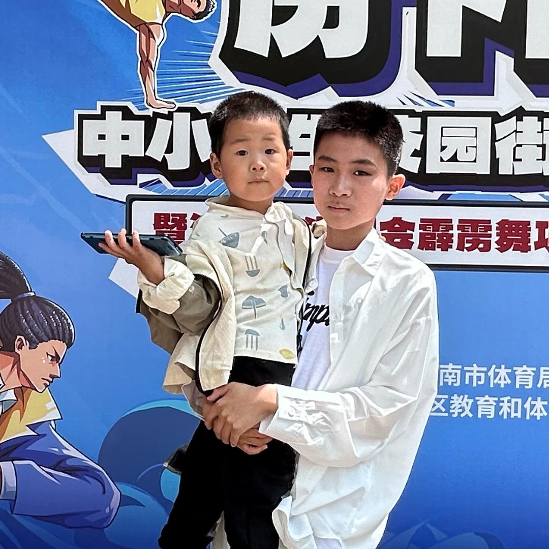 易铭哥俩在长大