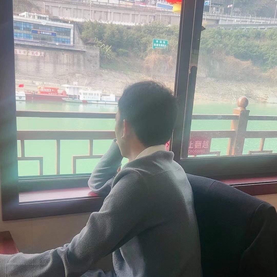 站在风中的男人