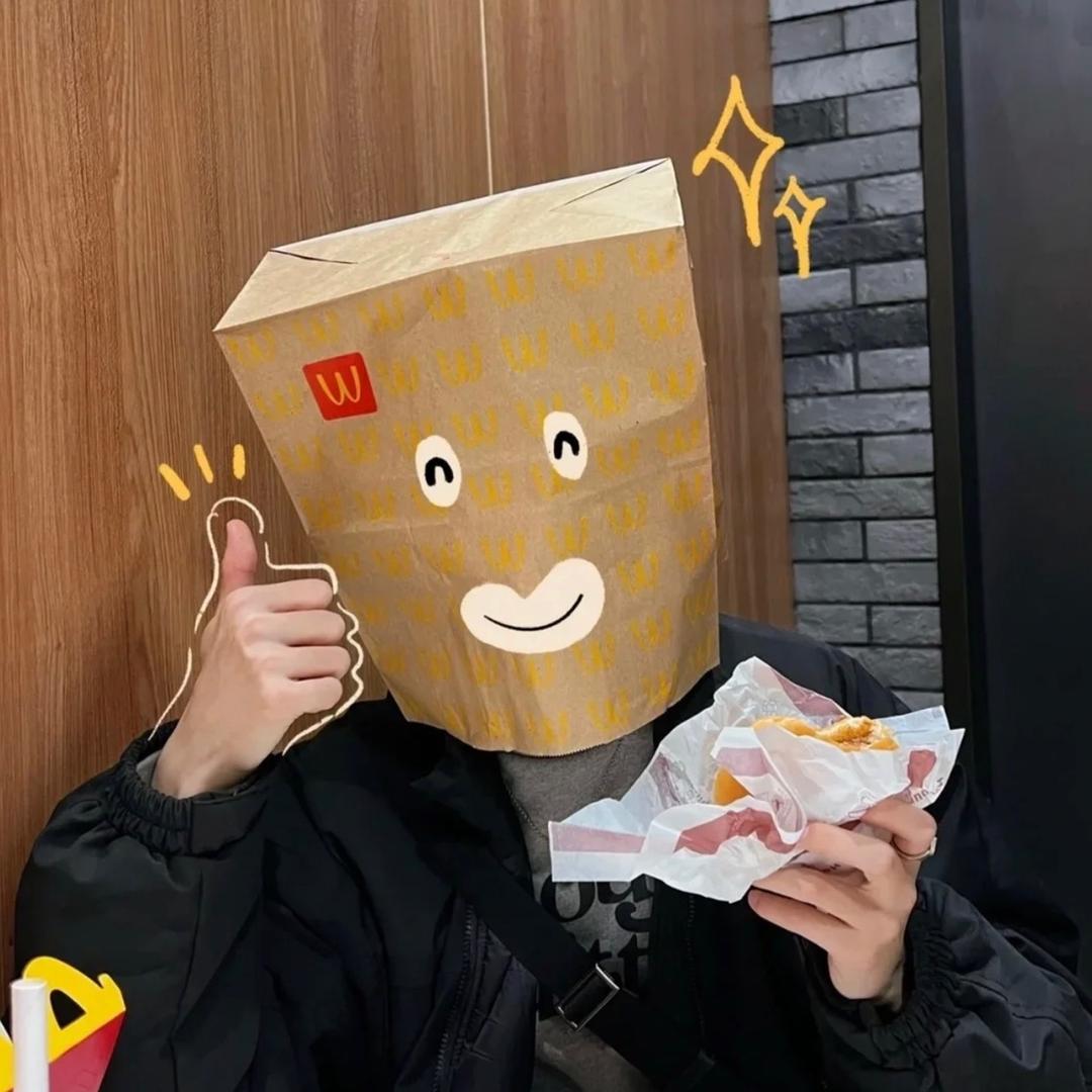 贪吃零食的大男孩